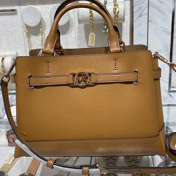 Michael Kors Reed Small Satchel Crossbody Center Zip Bag
Color: Deer
NWT - Picture 2 of 16